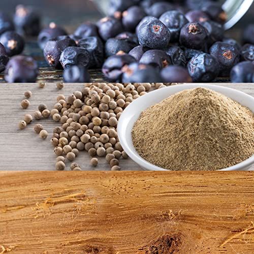 Tre ingredienti: mirtilli, grani di pepe e legno. Su sfondo chiaro.