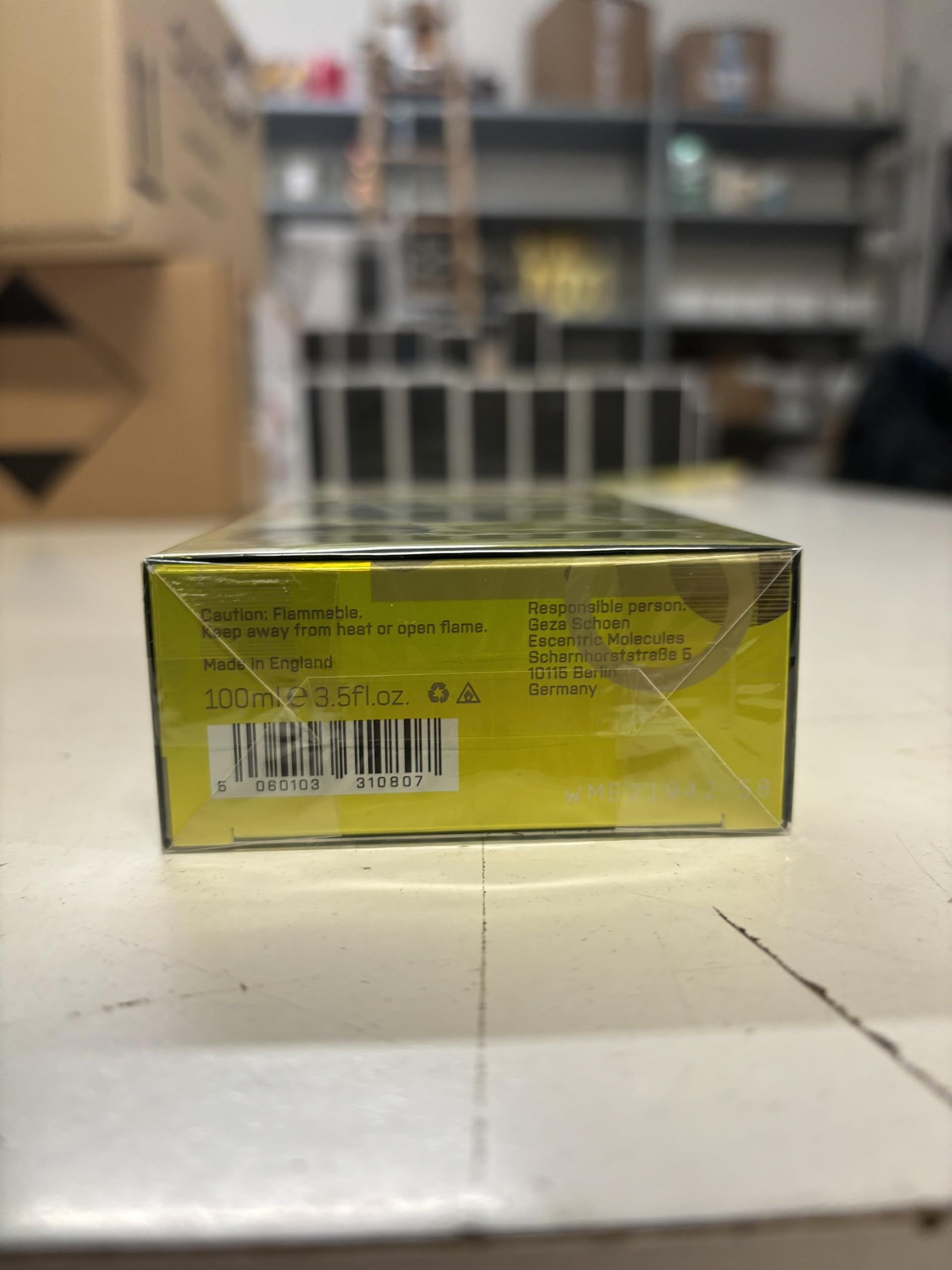Scatola gialla con scritta: Made in England, 100ml, 3.5 fl.oz. Attenzione: Infiammabile.