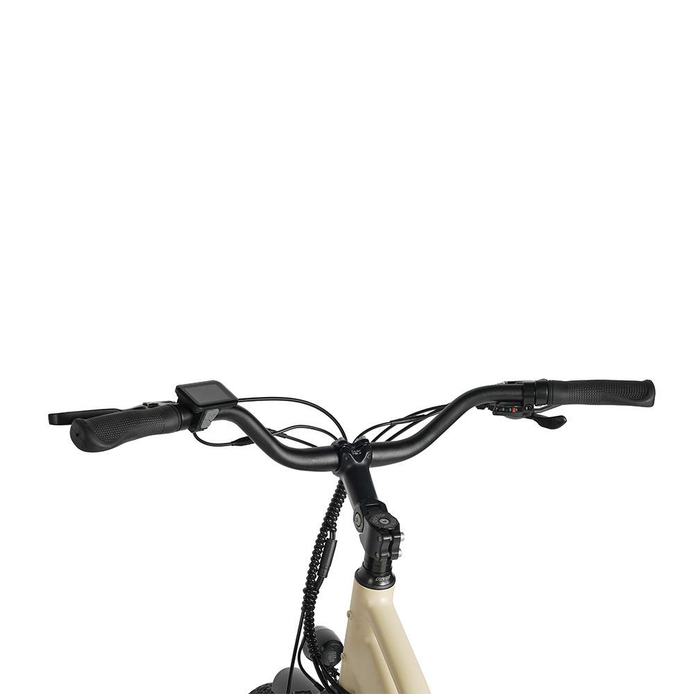 Manubrio della bici con comandi e display. Manopole nere, cavi e parte del telaio chiara.