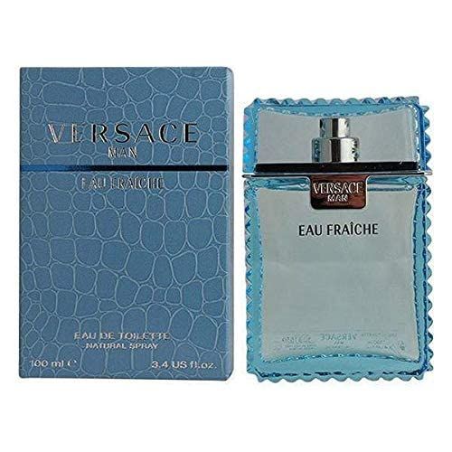 Flacone e scatola di profumo azzurro chiaro. "Versace Man Eau Fraîche" sulla scatola. Flacone con tappo argentato.
