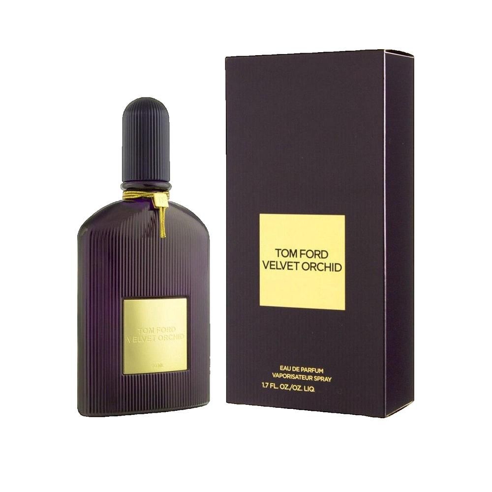 Flacone di profumo viola scuro e scatola. Etichetta dorata con testo. Tappo nero. 1.7 FL. OZ. / 50 ml.