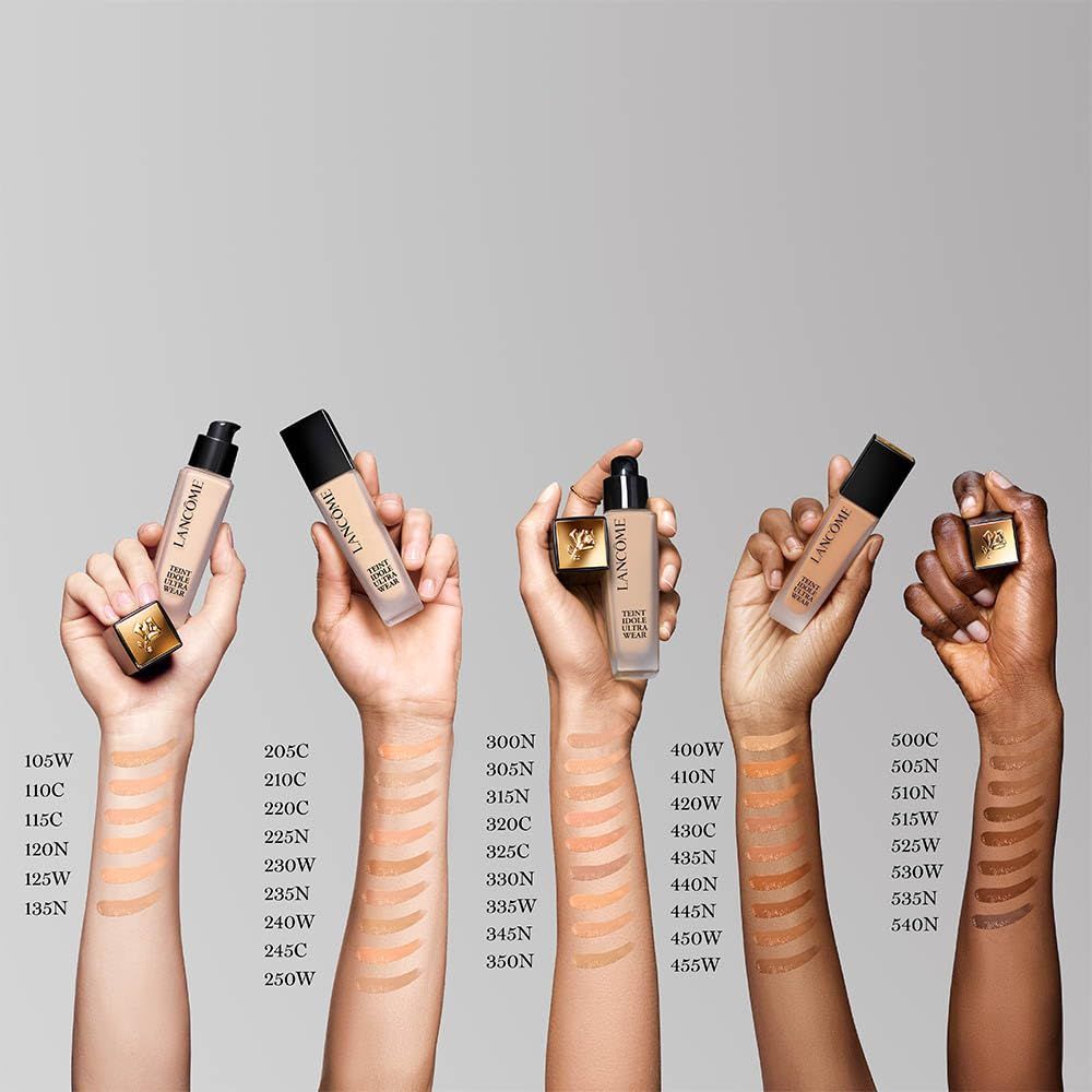 Mani con diverse tonalità di Lancôme Teint Idole Ultra Wear. Numeri di tonalità.