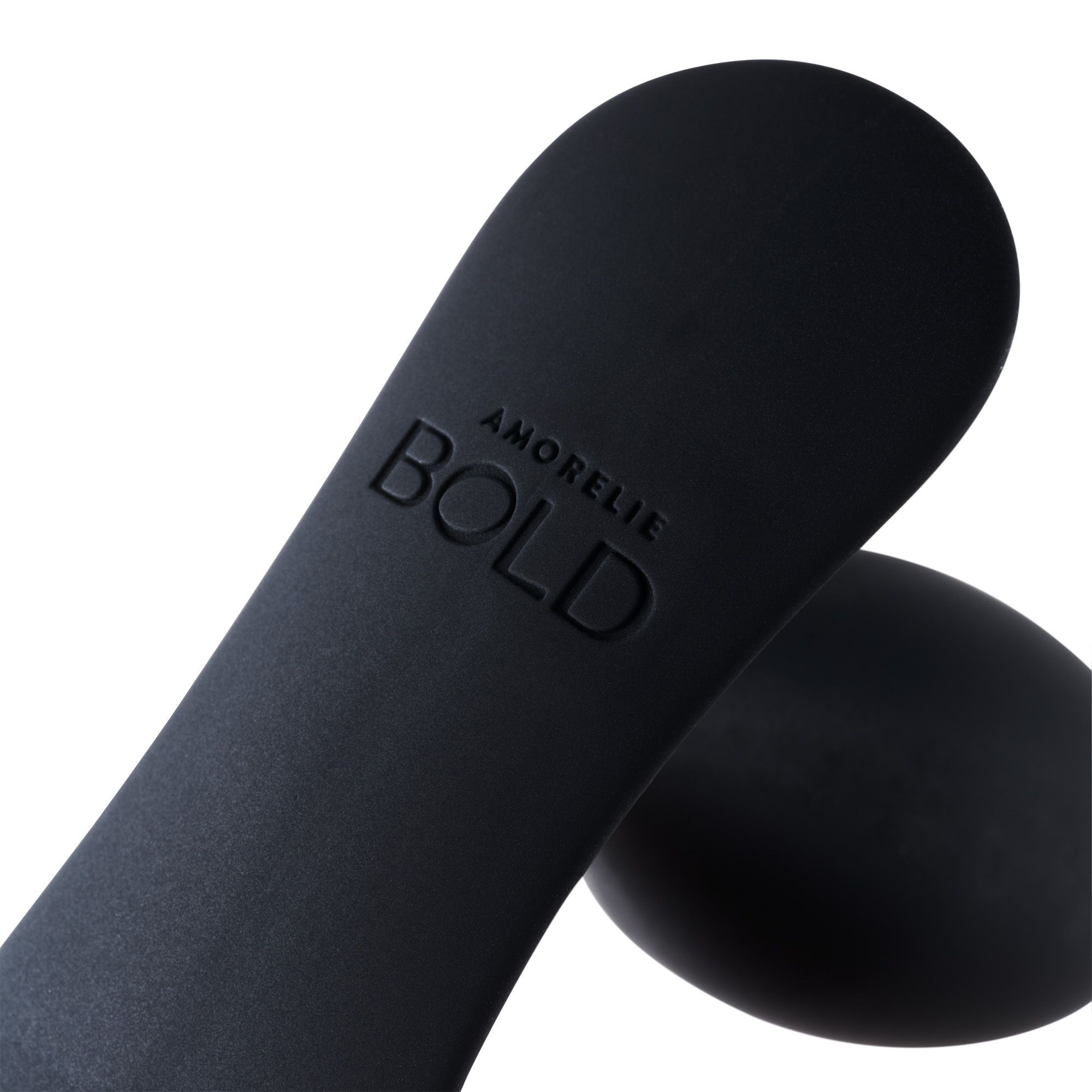 Primo piano di un anal plug nero. Stampato: AMORELIE BOLD.