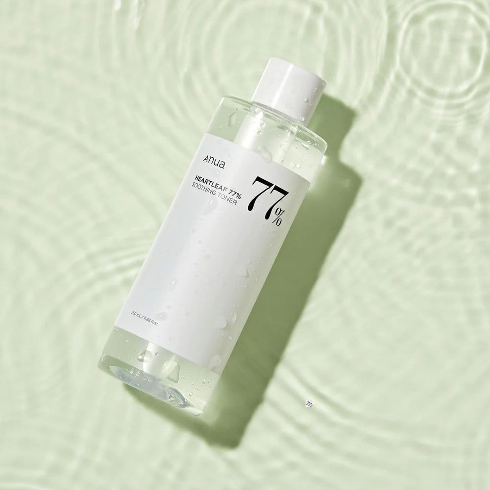 Flacone con tappo bianco circondato dall'acqua. Scritta: Anua, Heartleaf 77% Soothing Toner.