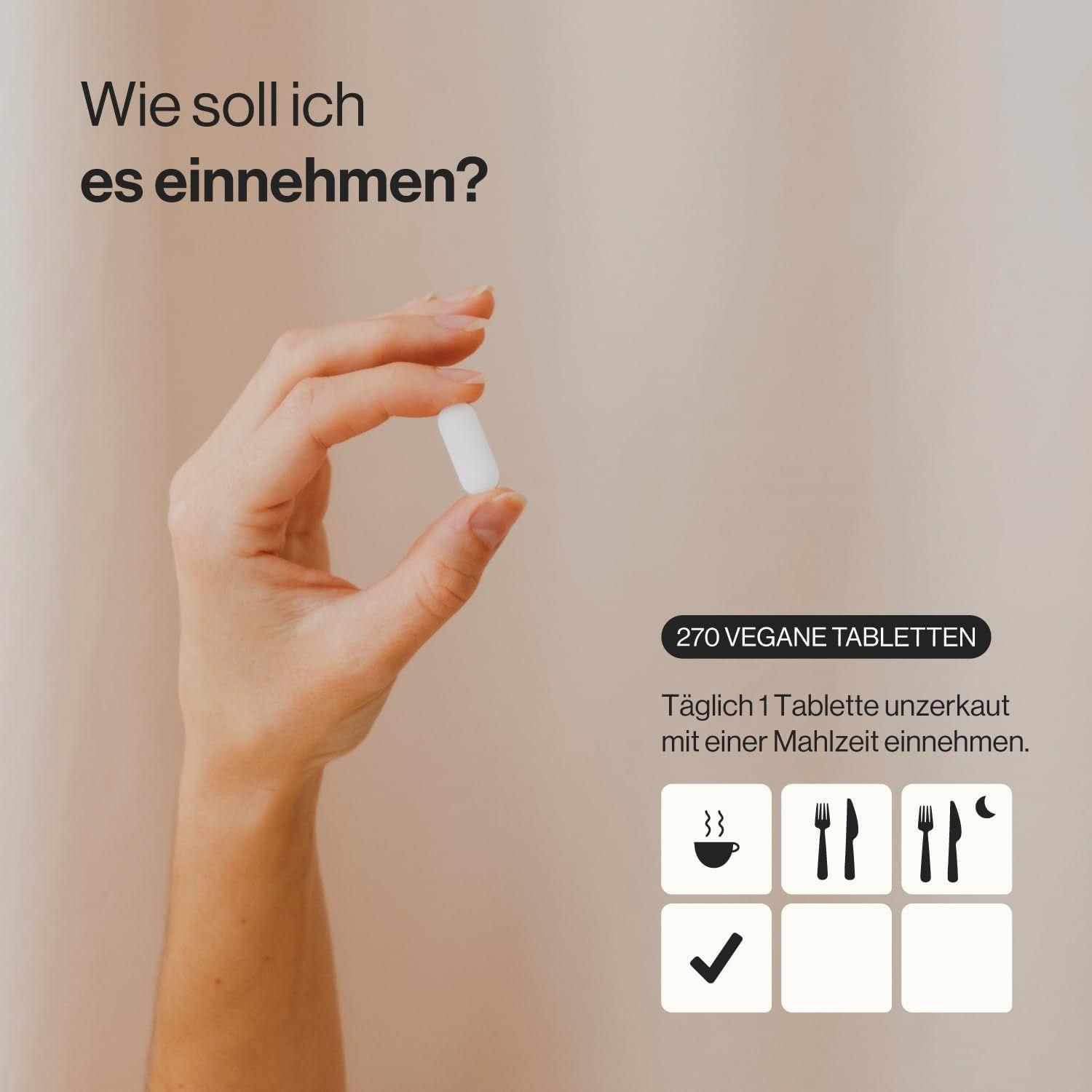 Mano che tiene una compressa bianca. Testo: 270 compresse vegane. Assumere 1 compressa al giorno con un pasto.
