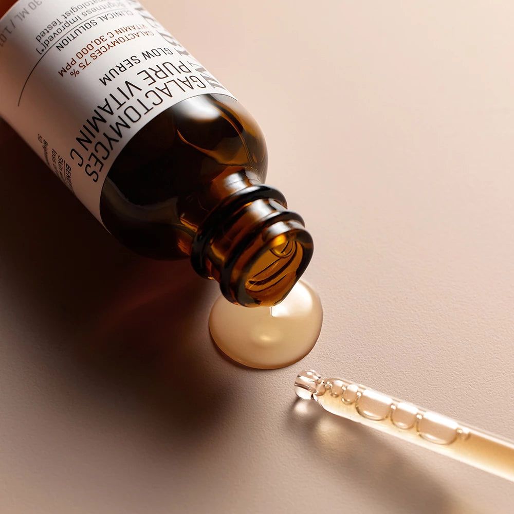 Flacone di vetro marrone e contagocce. Il siero gocciola. Nome del prodotto e ingredienti sull'etichetta.
