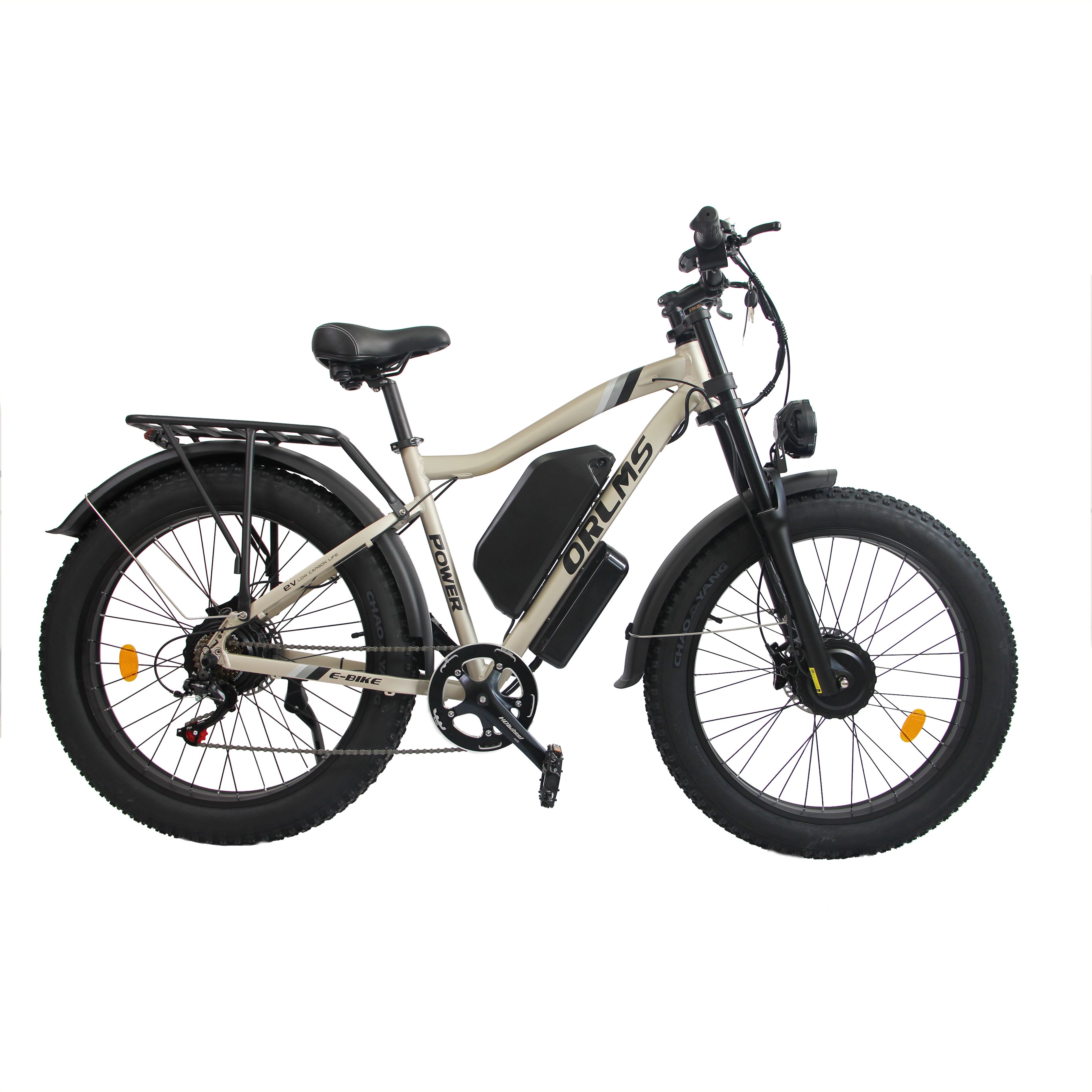 Bicicletta elettrica con pneumatici larghi, batteria e portapacchi. Marchio ORLMS, scritta POWER.