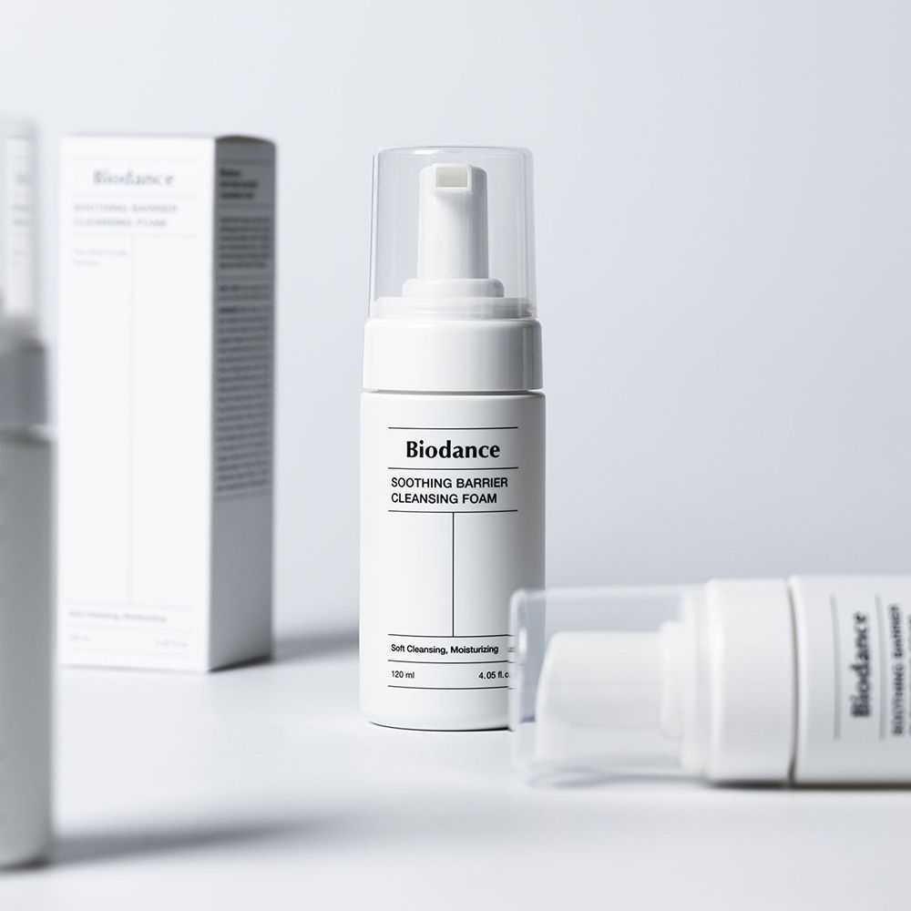 Flacone e confezione bianchi. Scritta: BIODANCE, SOOTHING BARRIER CLEANSING FOAM. Flaconi sdraiati.