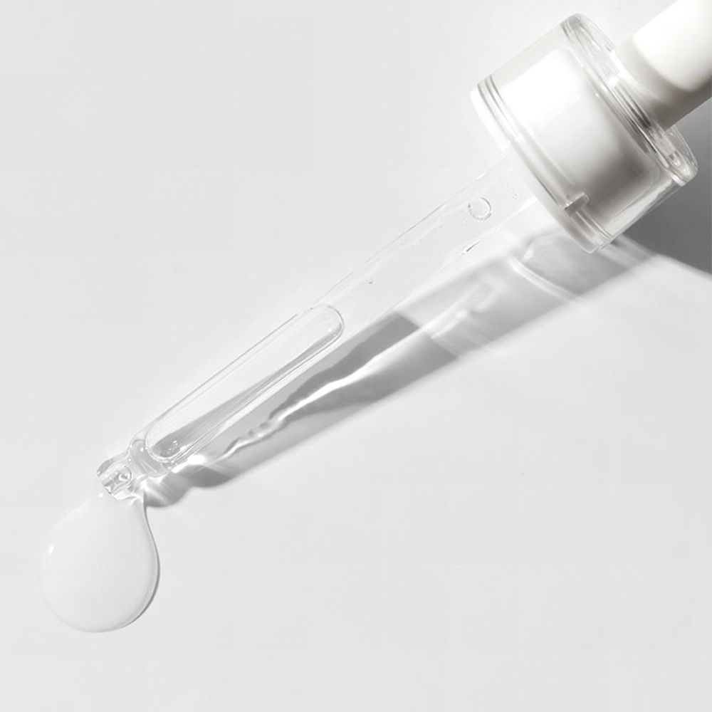 Goccia di COSRX Triple Hyaluronic Moisture Ampoule che cade dal contagocce.