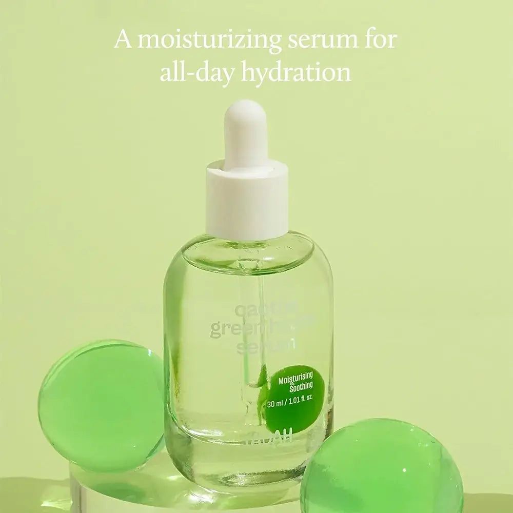 Flacone trasparente con tappo bianco e pipetta. Contiene globuli verdi e liquido. Scritta: YADAH Kaktus Green Hydra Serum.