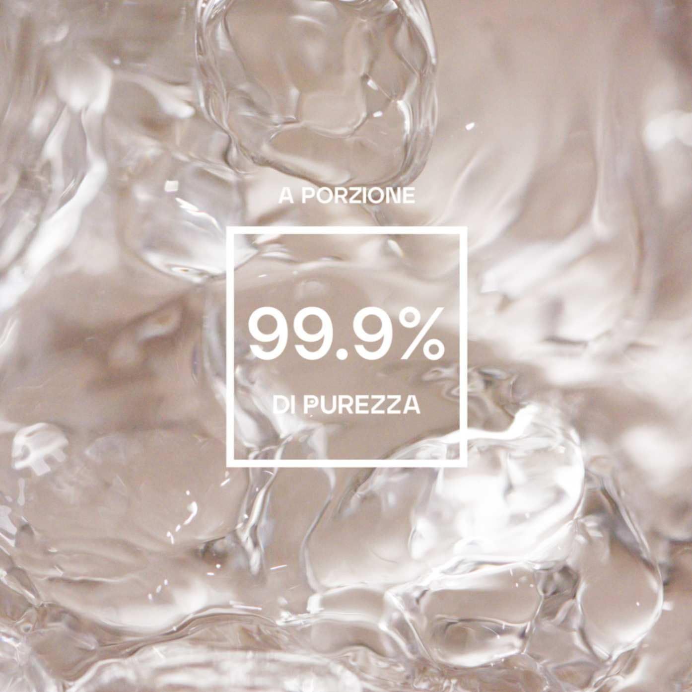 Primo piano di liquido con testo: 99,9% di purezza.