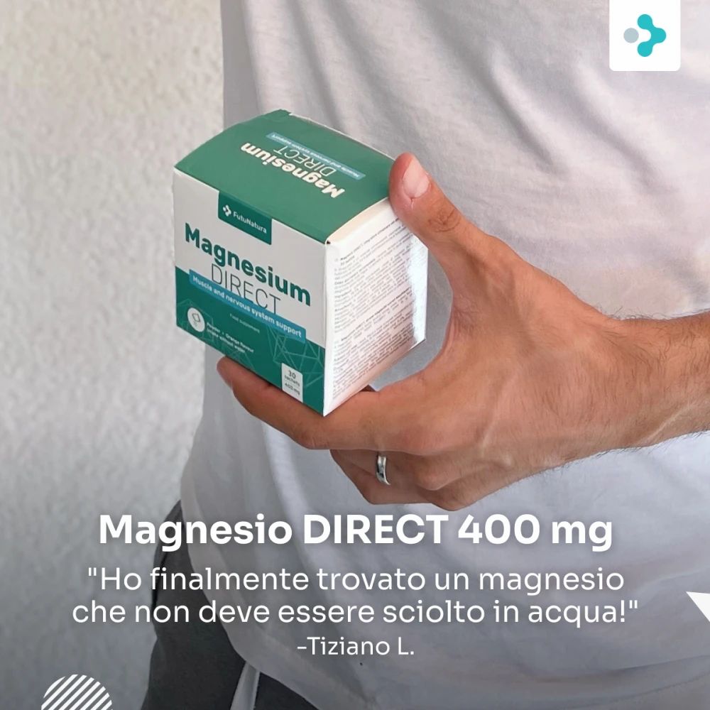 Persona tiene una scatola di FutuNatura Magnesium DIRECT. Testo: Magnesium DIRECT 400 mg. Citazione: Tiziano L.
