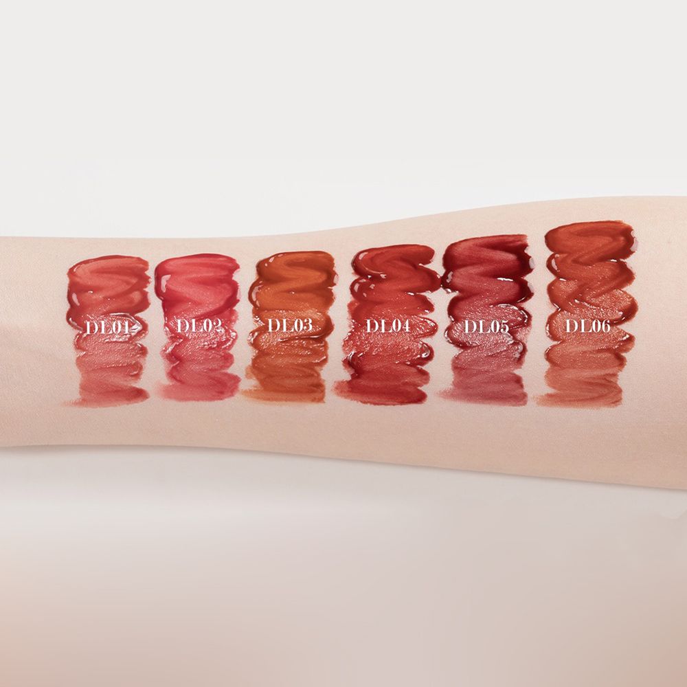 Braccio con sei campioni di lucidalabbra. Ogni campione è etichettato da 'DL01' a 'DL06'.