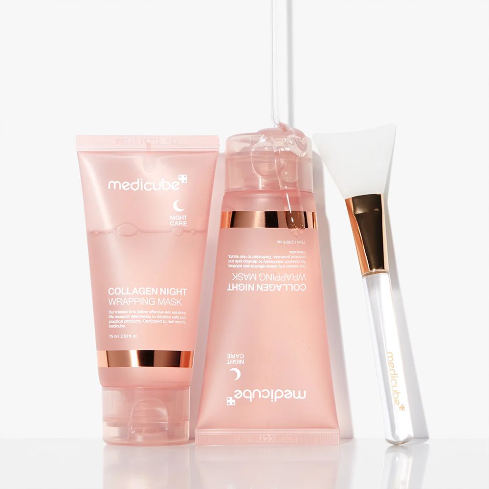 Due tubi e un pennello applicatore per la 'Collagen Night Wrapping Mask'.