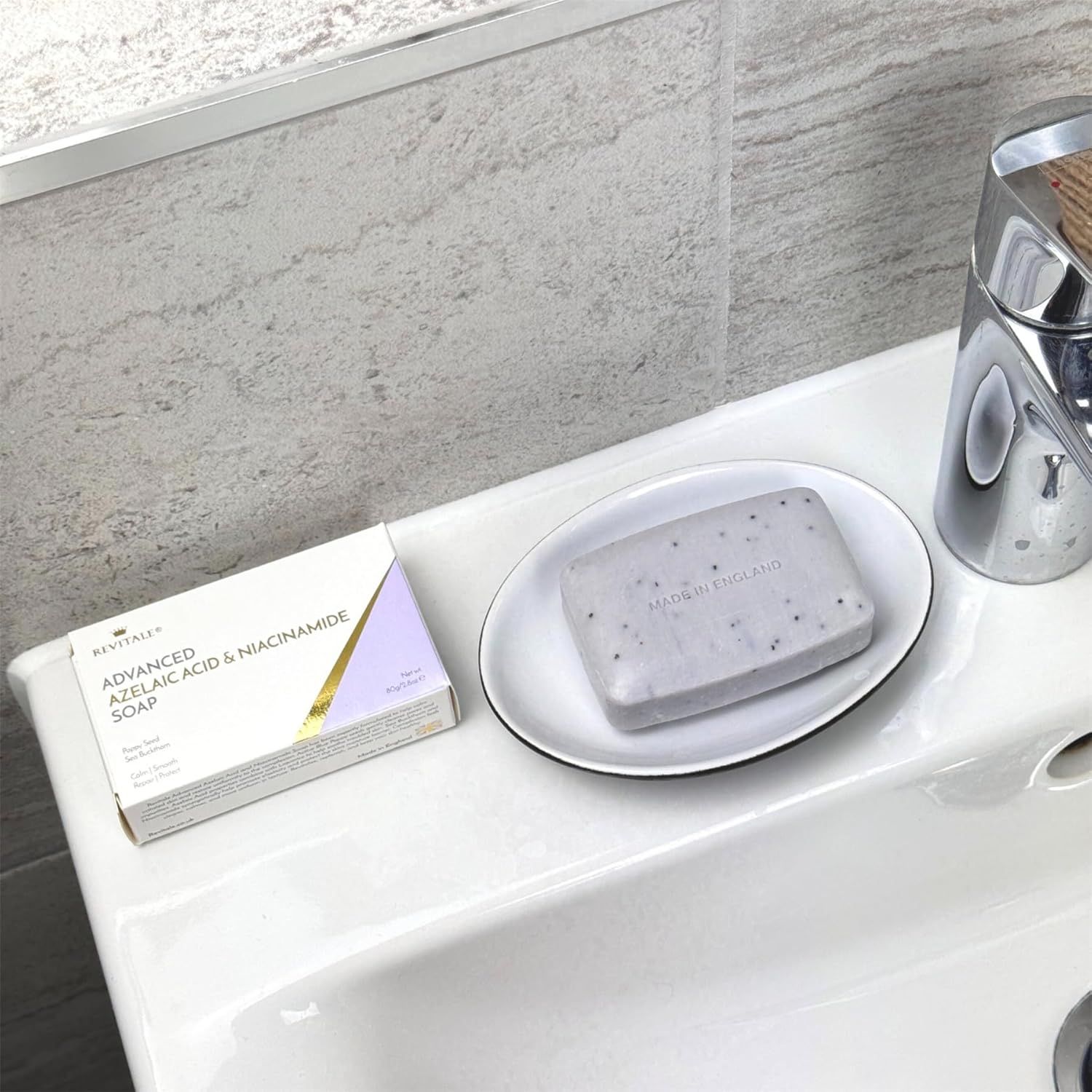 Sapone e confezione su un lavandino. Sapone con scritta « MADE IN ENGLAND ».