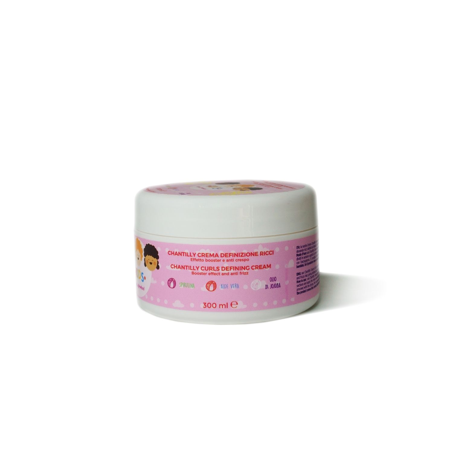 Vasetto bianco con etichetta rosa. Scritta: Chantilly Crema Definizione Ricci, Kids by Afroricci. Contiene 300 ml.