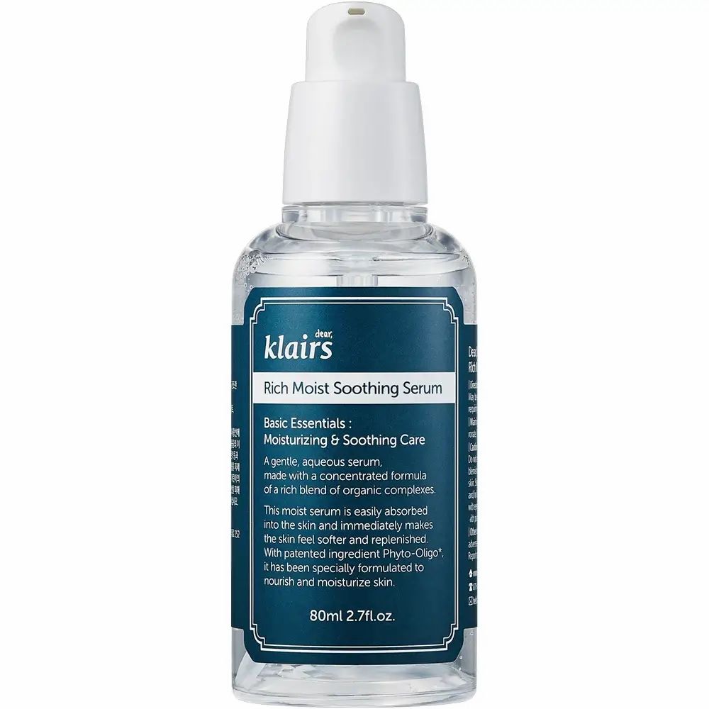 Siero lenitivo Rich Moist di Klairs. Flacone trasparente con erogatore bianco. Etichetta blu con testo. 80ml 2.7 fl.oz.