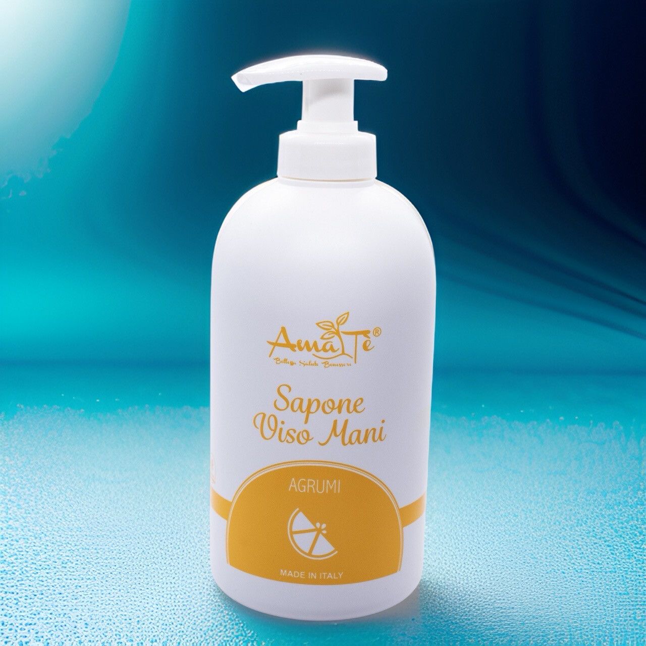 Flacone bianco con dosatore. Scritta: Amatè, Sapone Viso Mani, Agrumi. Etichetta gialla con simbolo di limone. Made in Italy.