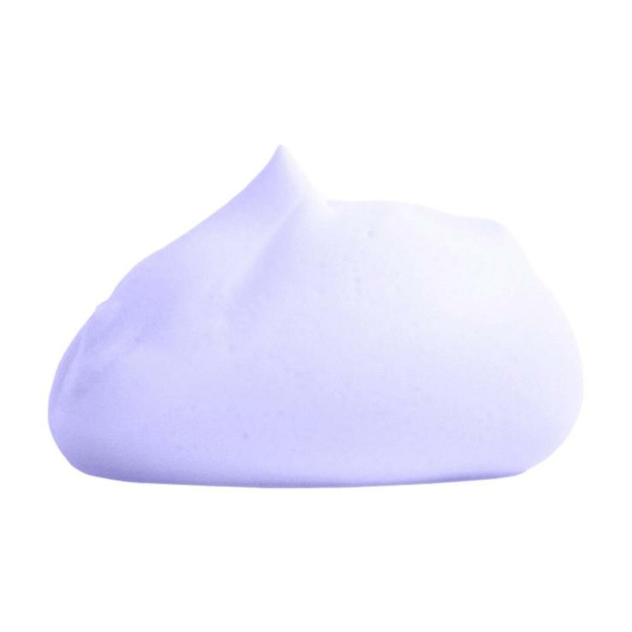 Mucchio di schiuma viola su sfondo bianco. La schiuma ha una forma arrotondata con una punta.
