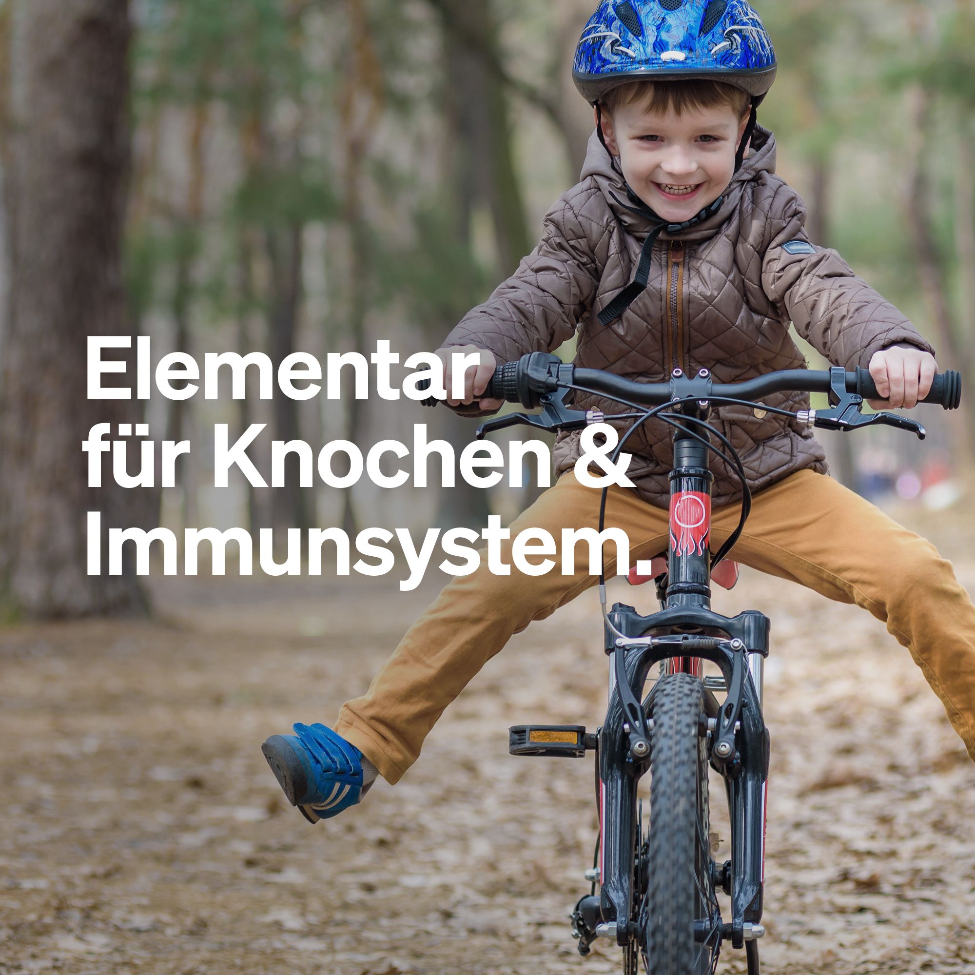 Bambino in bicicletta nel bosco. Testo: Essenziale per ossa e sistema immunitario.