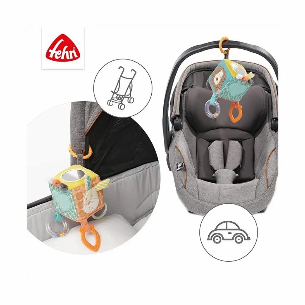 Cubo di stoffa fissato al passeggino e al seggiolino auto. Marchio 'Fehn' visibile. Illustrazione di passeggino e auto.