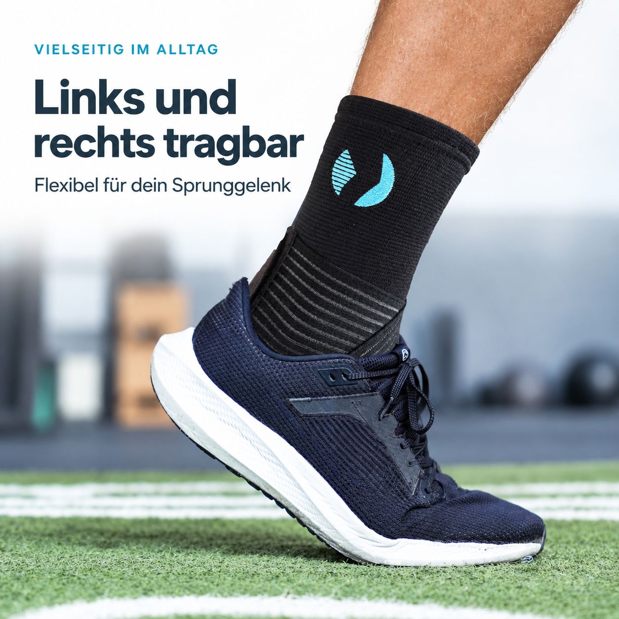 Fascia nera per caviglia con logo blu e motivo a strisce.