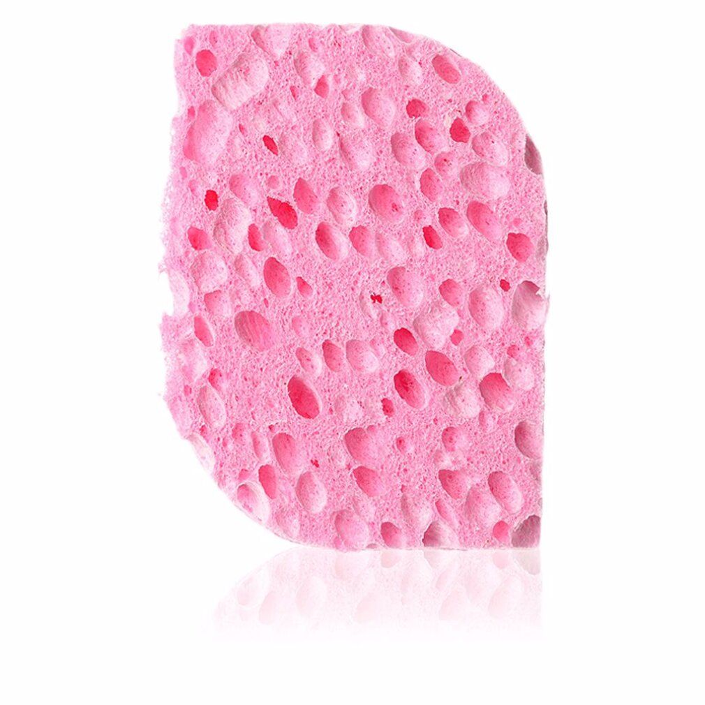 Spugna rosa a mezzaluna con pori grandi. Materiale in cellulosa. Su sfondo bianco con riflesso.