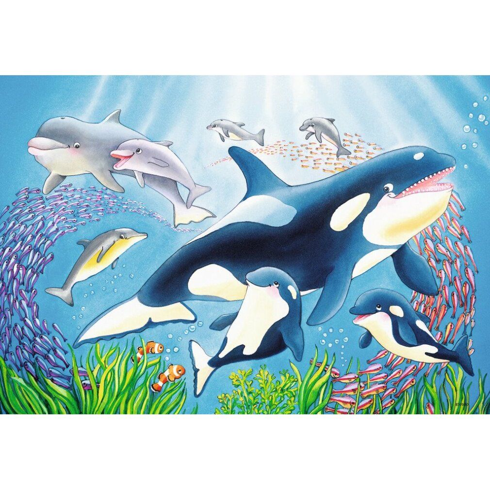 Puzzle con motivo sottomarino. Orche e delfini nuotano nel mare. I pesci circondano gli animali. Colori: blu, bianco, nero, giallo e grigio.