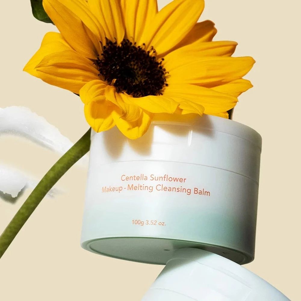 Vasetto bianco con nome del prodotto e girasole. Scritta: Centella Sunflower Makeup-Melting Cleansing Balm.