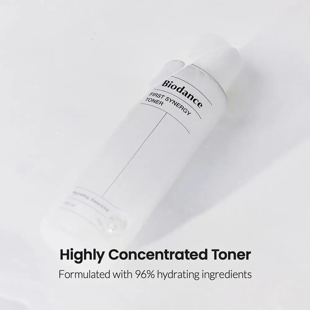 Flacone. Testo: Highly Concentrated Toner. Formulato con il 96% di ingredienti idratanti.