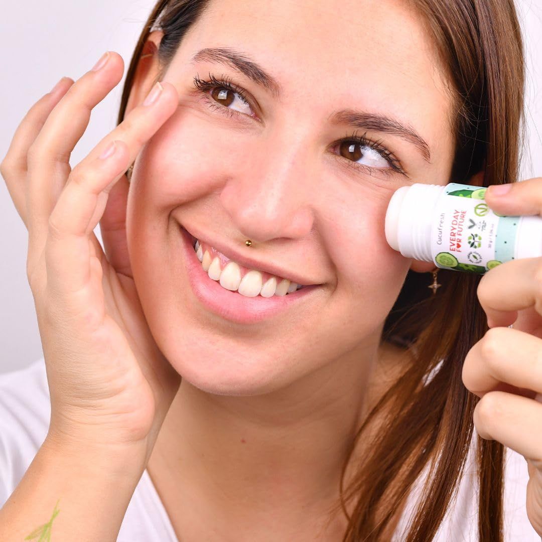 Donna che usa uno stick siero occhi verde. Scritta: Everyday For Future. Sorride.