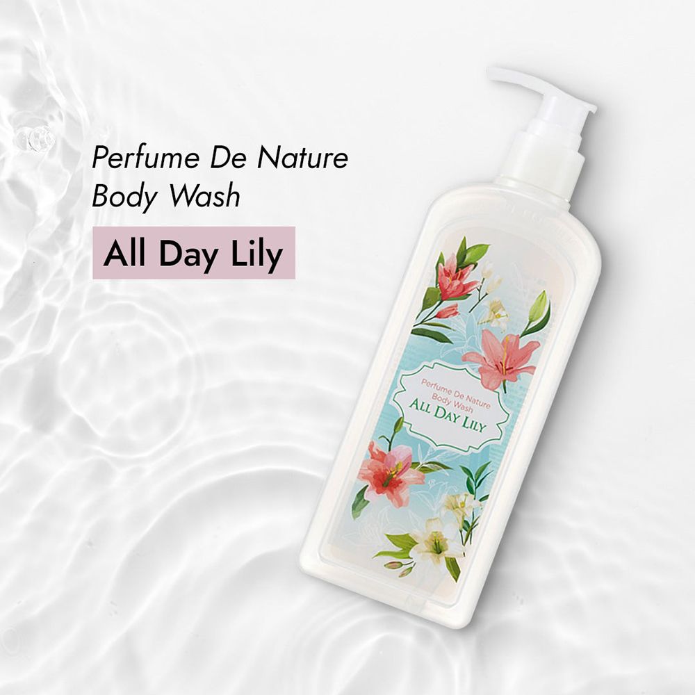 Dispenser bianco con etichetta floreale. Scritta: Perfume De Nature Body Wash All Day Lily.
