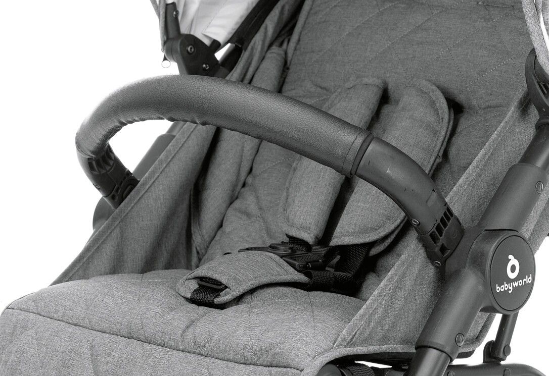 Passeggino grigio con barra nera e cintura di sicurezza. Logo Babyworld.