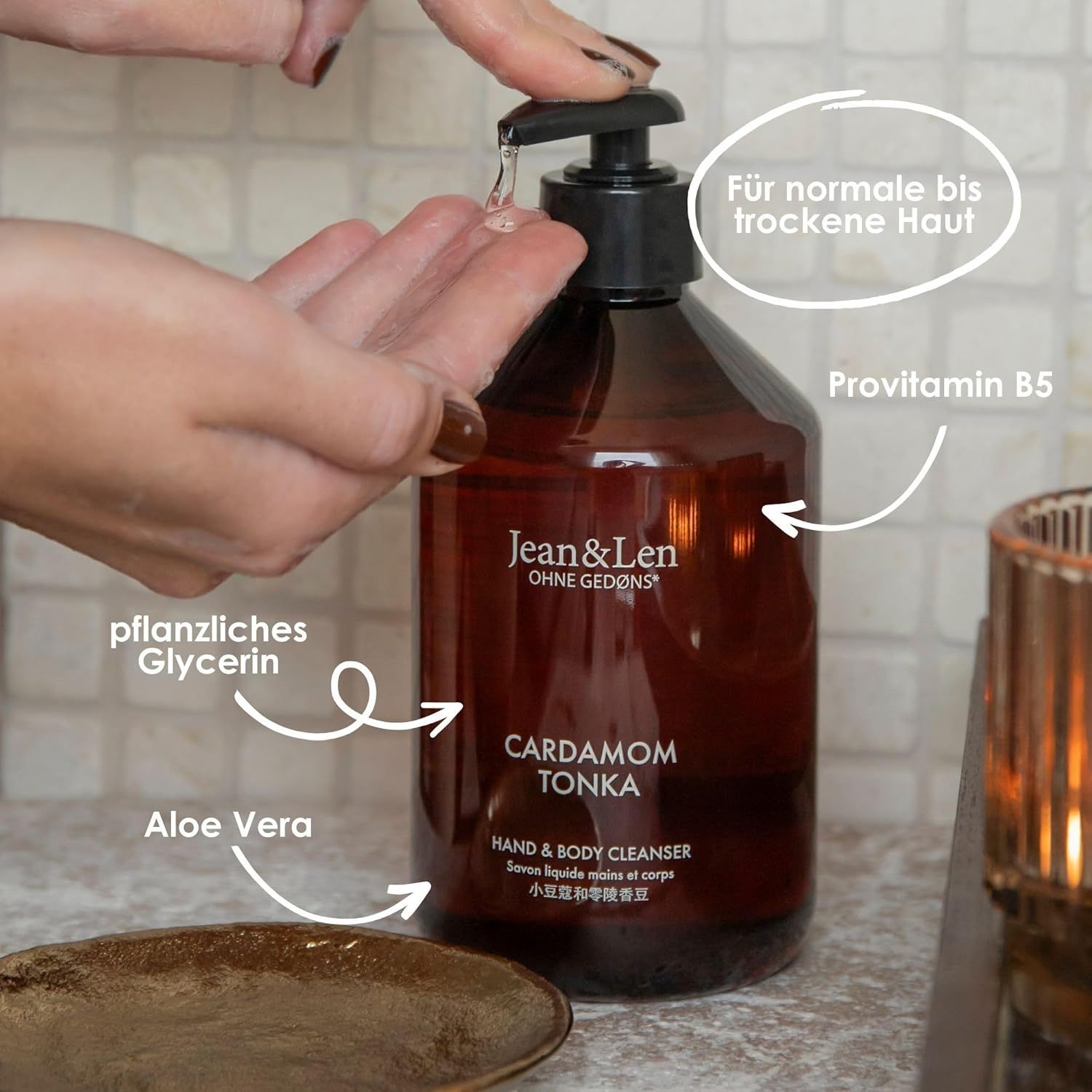 Flacone marrone con dosatore nero. Testo: Cardamom Tonka, Hand & Body Cleanser. Scritta: Per pelli da normali a secche.