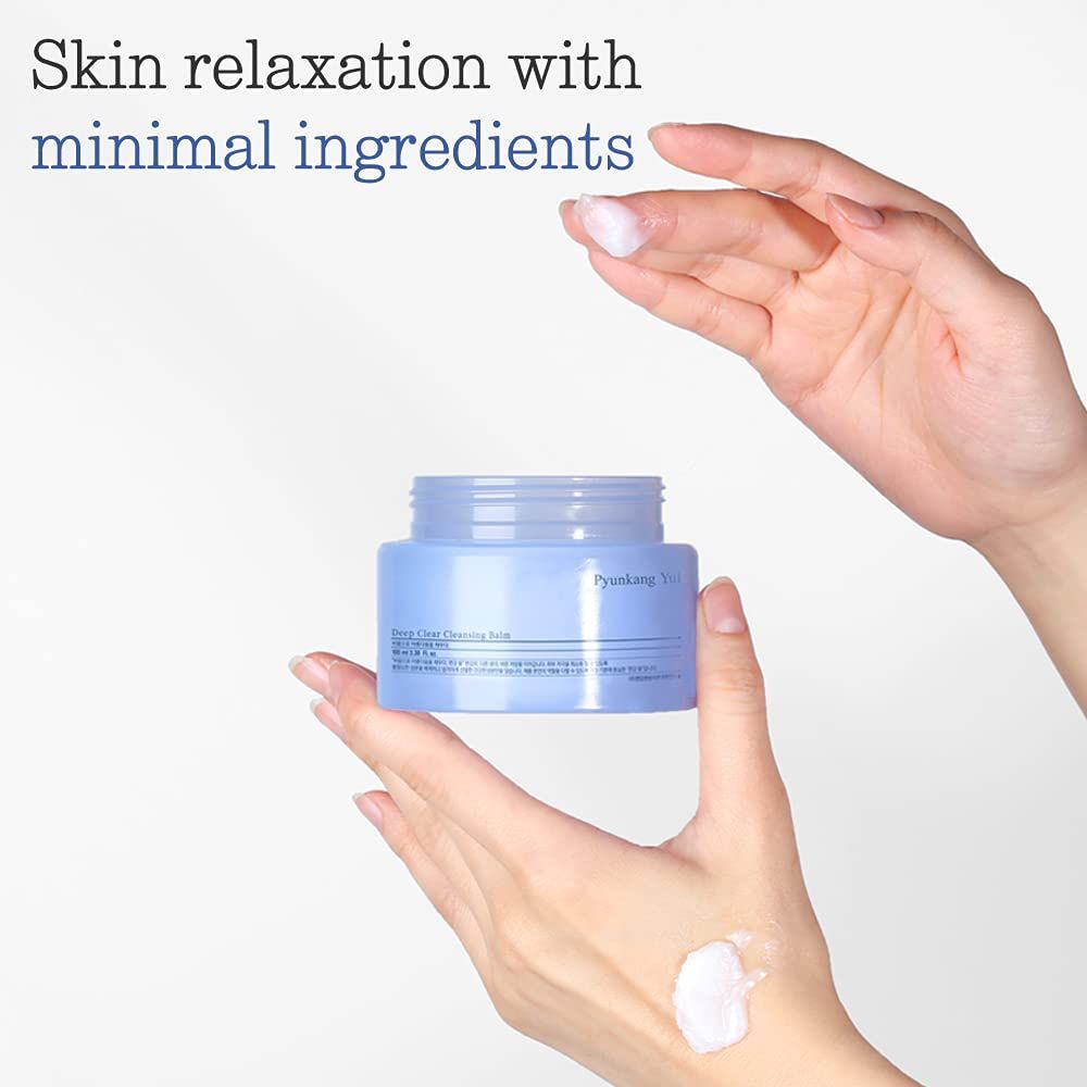 Mani che tengono un vasetto blu e balsamo. Testo: Skin relaxation with minimal ingredients.