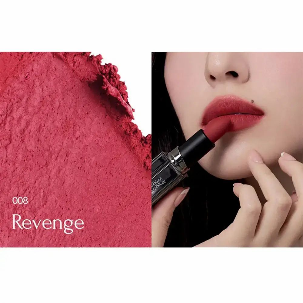 Rossetto applicato sulle labbra. Scritta: 008 Revenge.