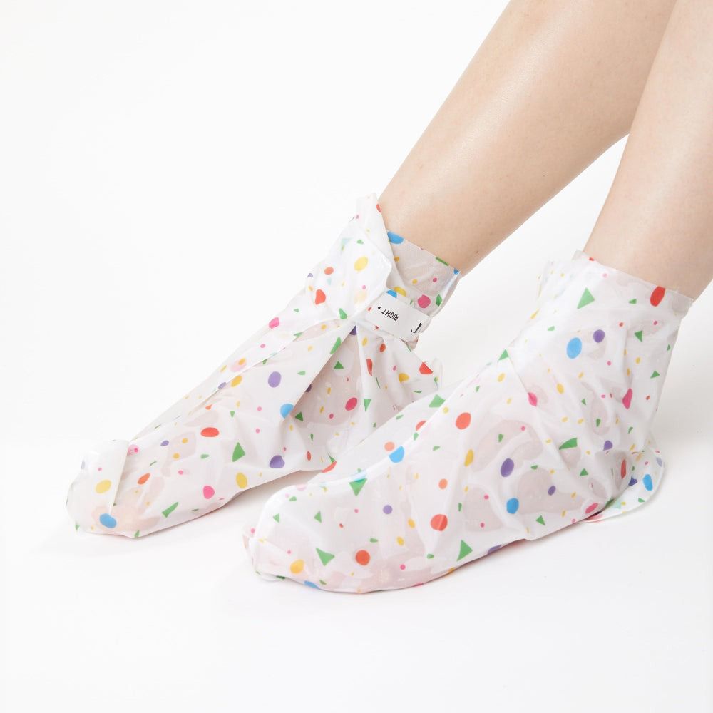 Due piedi in maschere per piedi con pois e triangoli colorati. Scritta "RIGHT" e "VT".