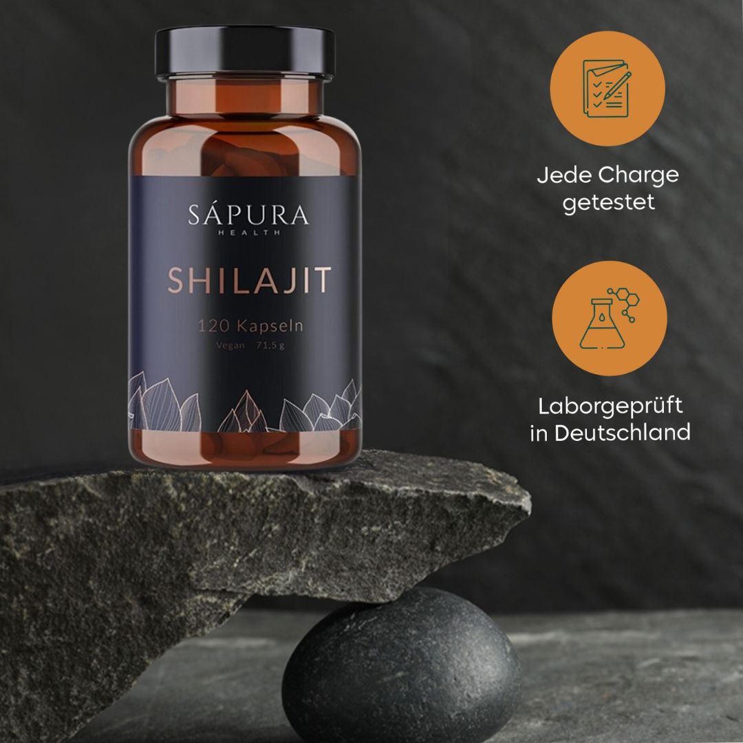 Flacone marrone, tappo nero. Etichetta "Sapura Health" e "Shilajit". 120 capsule. Testato in laboratorio in Germania.