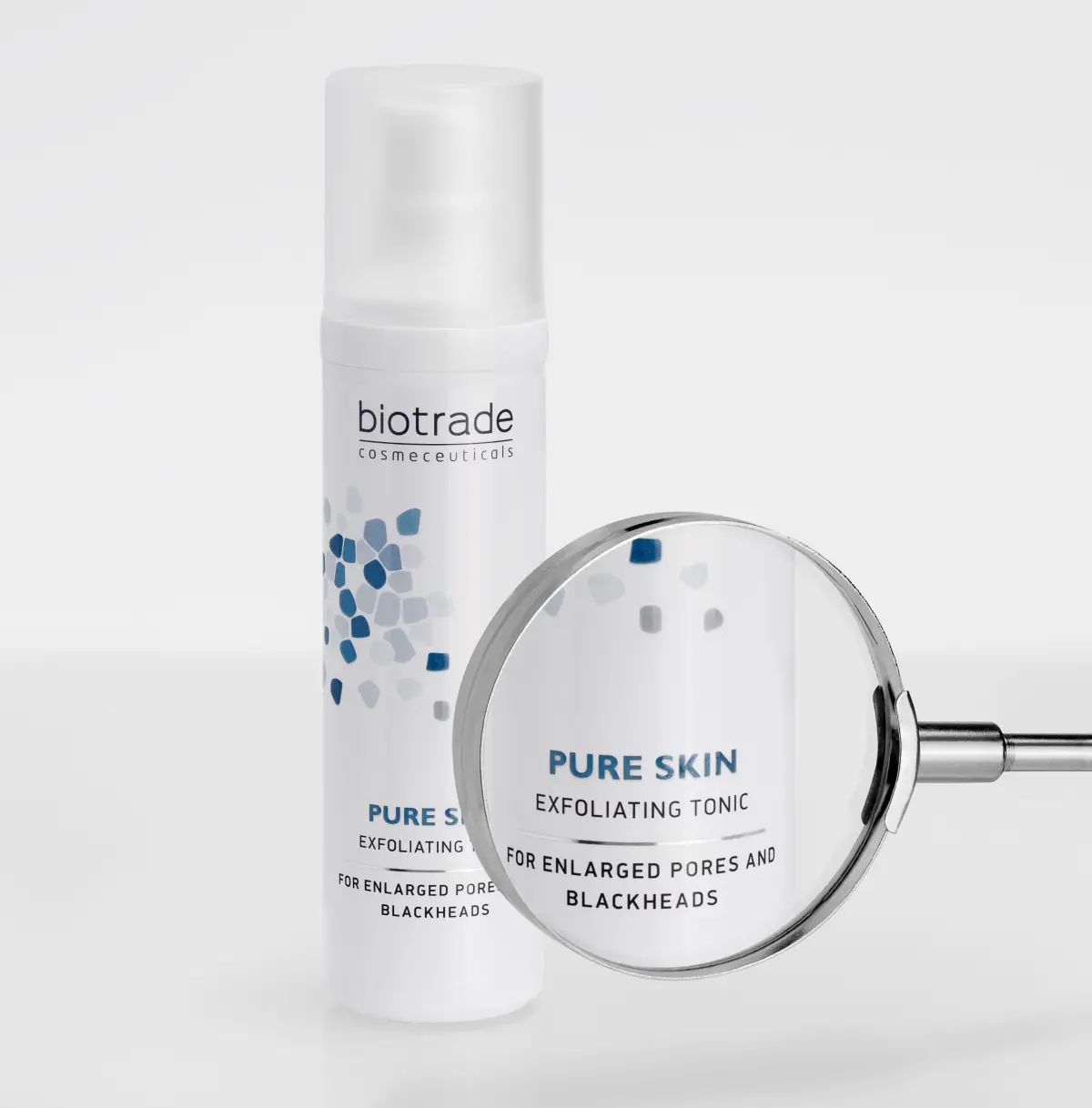 Flacone bianco con erogatore e lente d'ingrandimento. Scritta: biotrade, Pure Skin Exfoliating Tonic, per pori dilatati e punti neri. Grafica blu.