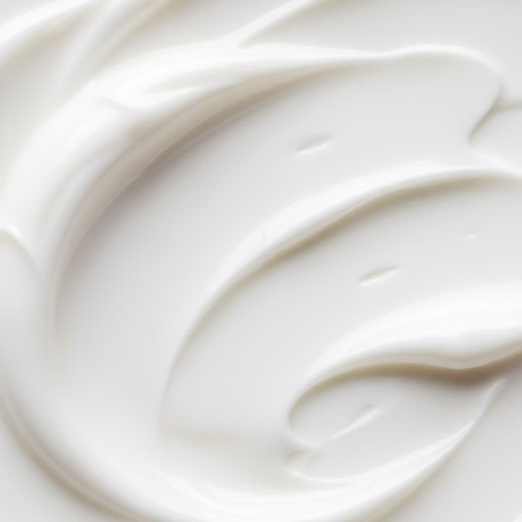 Primo piano di crema bianca con texture ondulate.