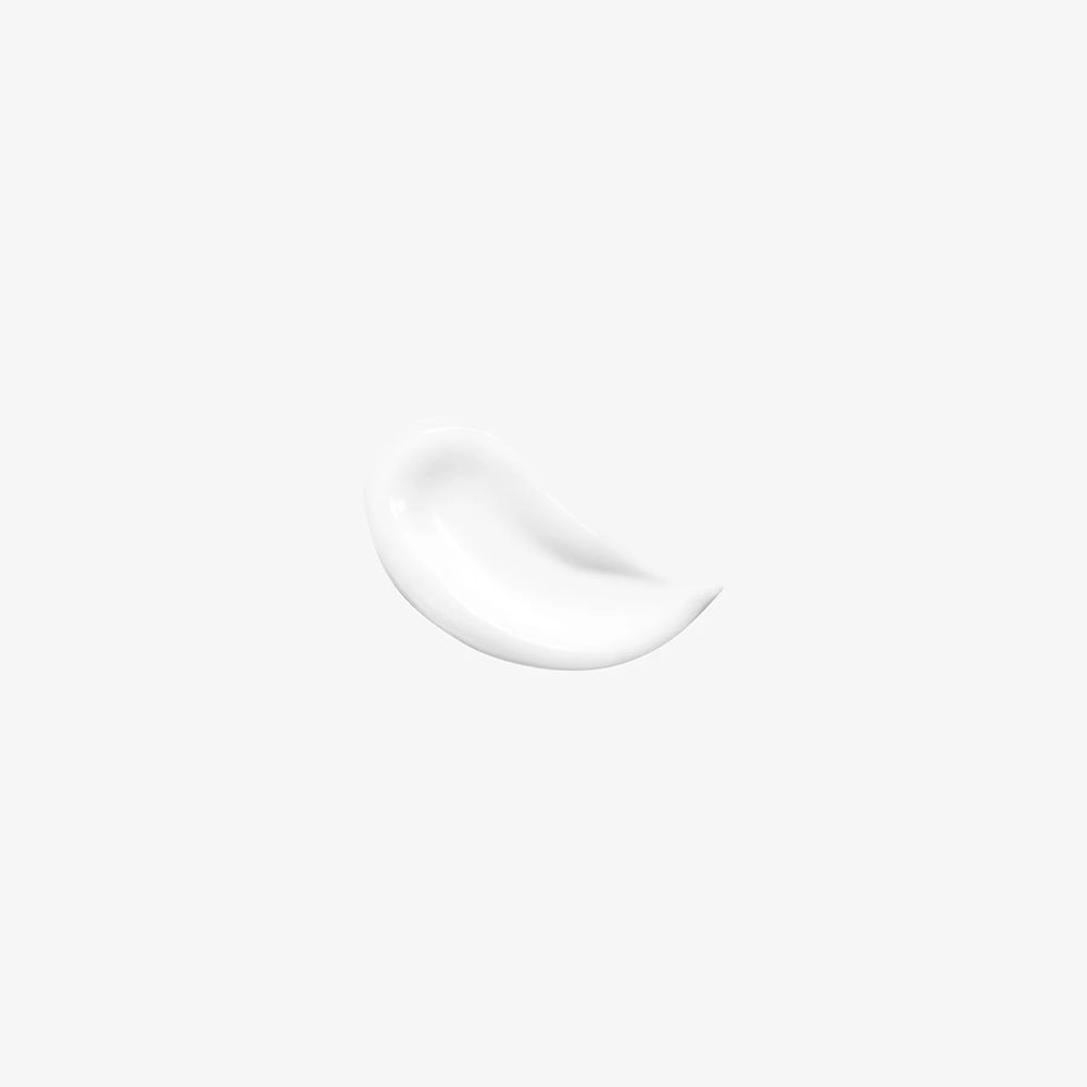 Macchia bianca di lozione per il corpo su sfondo bianco. Texture liscia e cremosa.