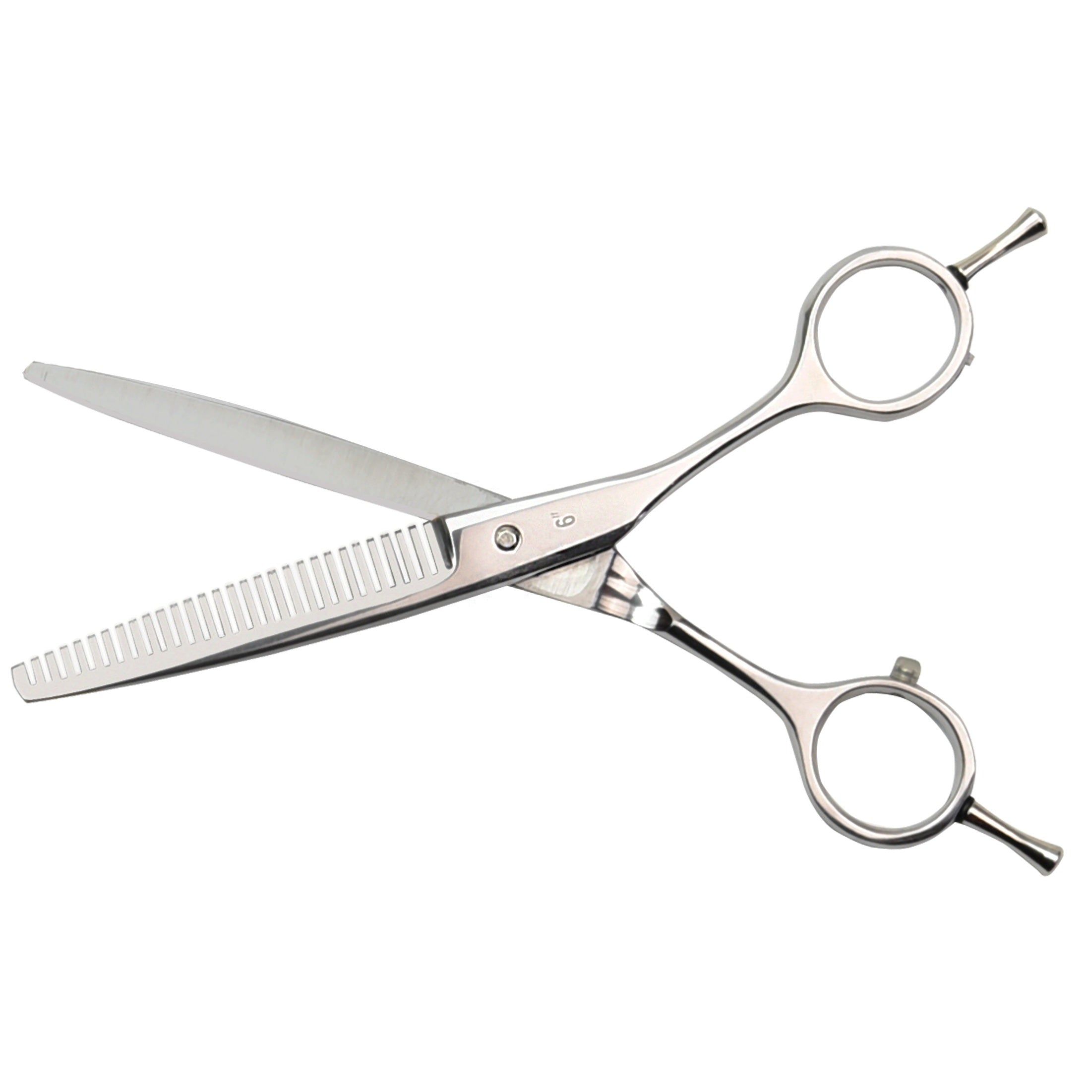 Forbici da parrucchiere argentate, lama dentata. Aperte, mostrano le lame.