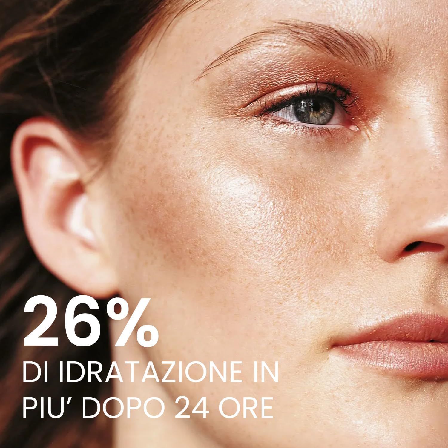 Primo piano di un viso. Testo: 26% DI IDRATAZIONE IN PIÙ DOPO 24 ORE.