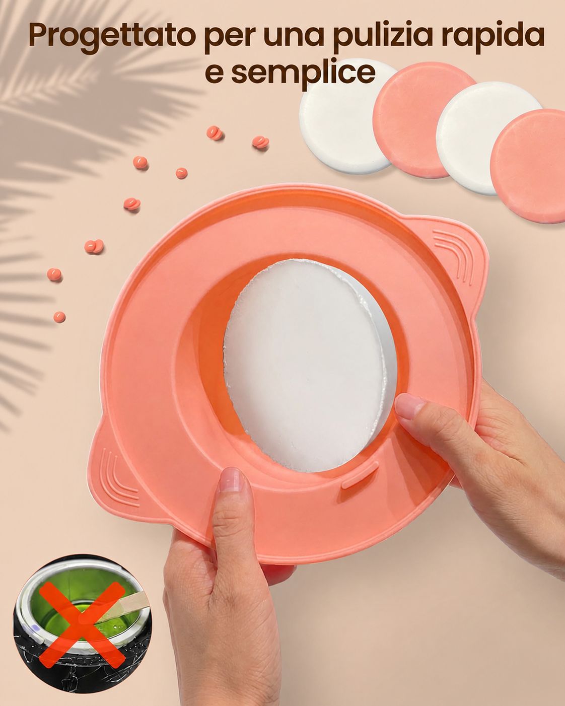 Contenitore rosa con cera. Accanto, dischetti di cera bianchi. Mani che tengono il contenitore. Testo: Progettato per una pulizia rapida e semplice.