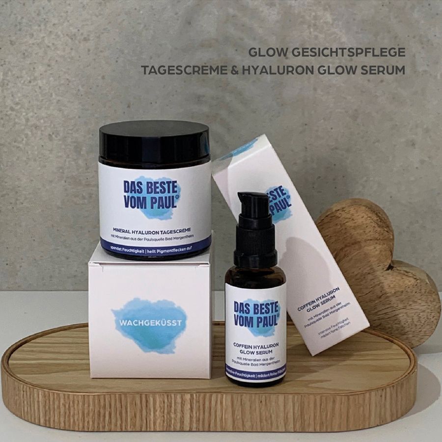 Set con crema giorno, siero e confezioni. Scritta: Das Beste vom Paul. Testo: Glow Gesichtspflege, Wachgeküsst.