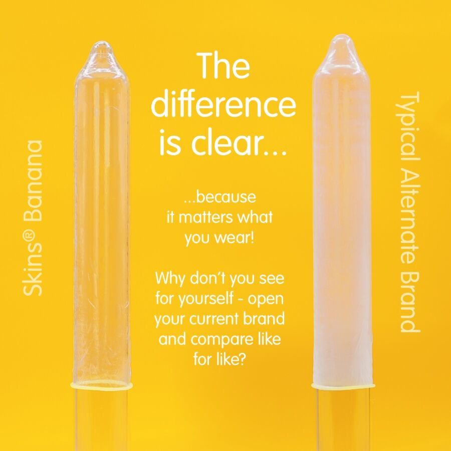 Due preservativi trasparenti affiancati. A sinistra: SKINS Banana. A destra: Marchio alternativo tipico. Testo: The difference is clear...because it matters what you wear!
