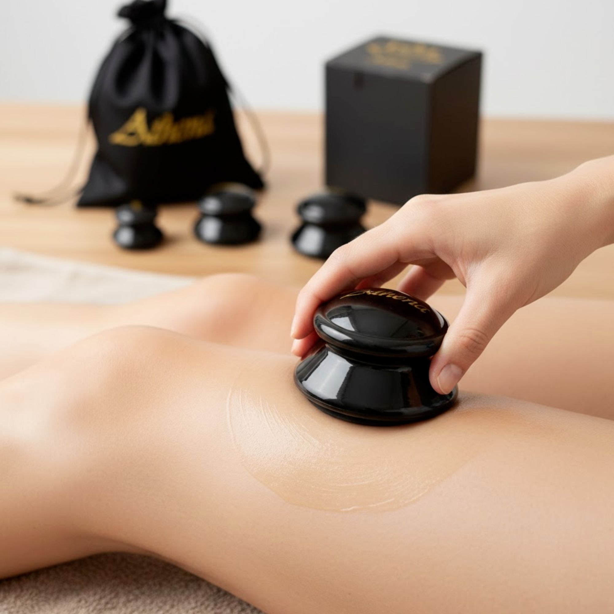 Mano che tiene una coppetta nera su una gamba. Un liquido è visibile sulla gamba.