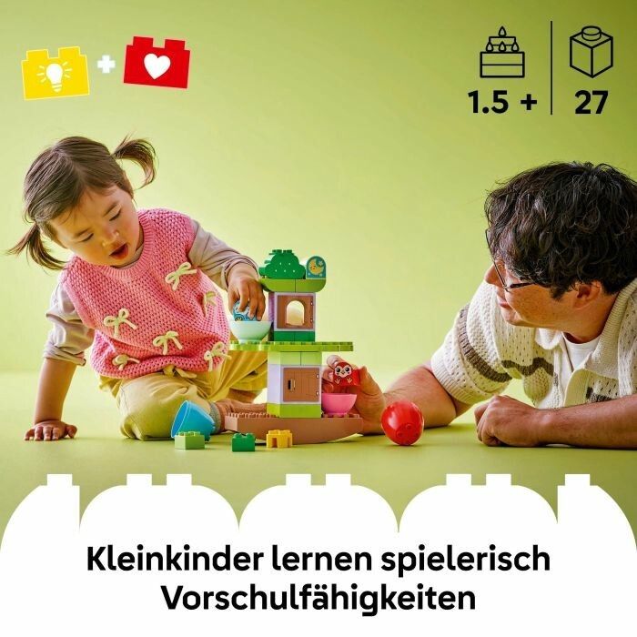 Bambino che gioca con LEGO DUPLO 10440. Un adulto aiuta. Il set include un albero da bilanciare e impilare.