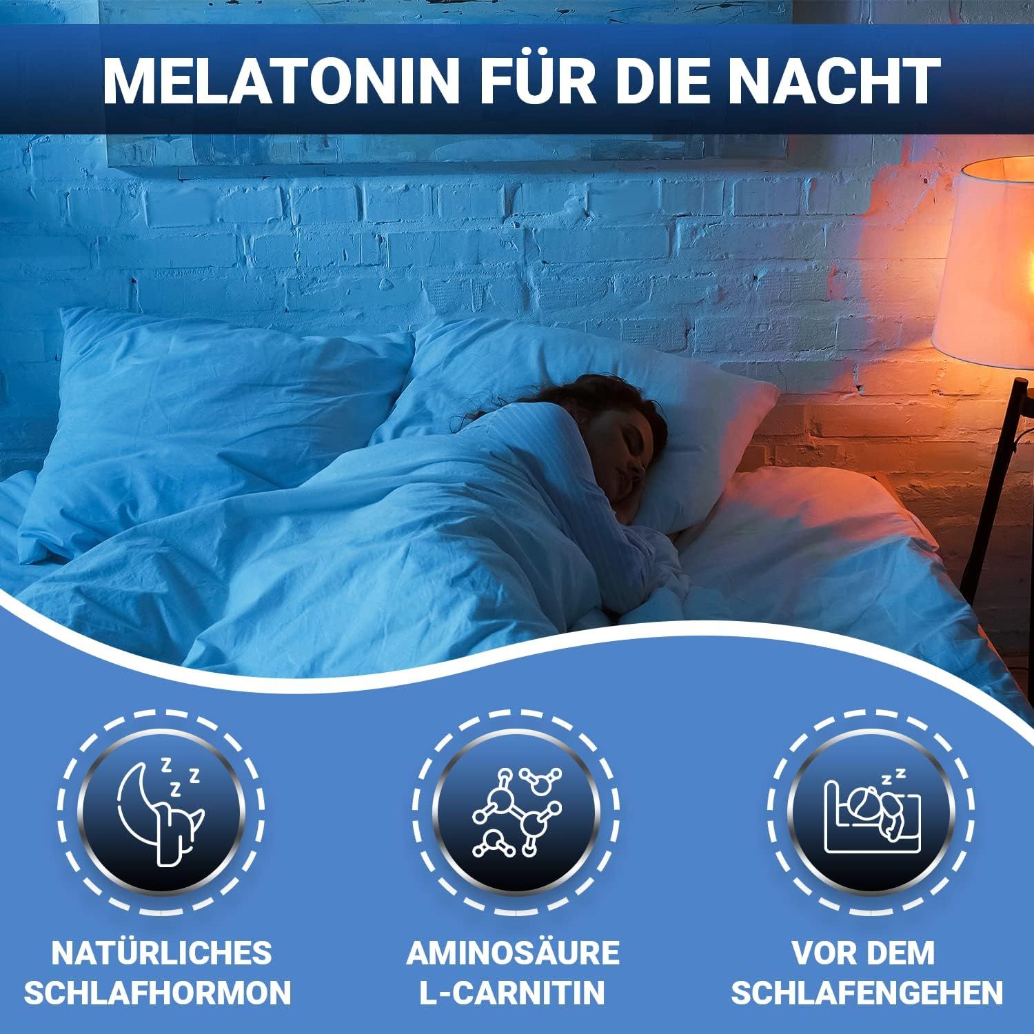 Una donna dorme in un letto. Sfondo blu con testo: Melatonina per la notte. Simboli per ormone del sonno, amminoacido e andare a dormire.