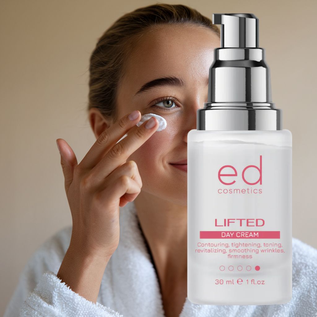 Donna applica crema. Flacone con erogatore. Scritta: ed cosmetics, LIFTED DAY CREAM. 30 ml, 1 fl.oz.
